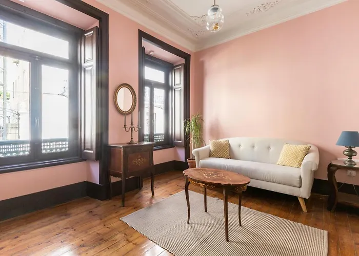 Charming In A 19th Century Building Лиссабон