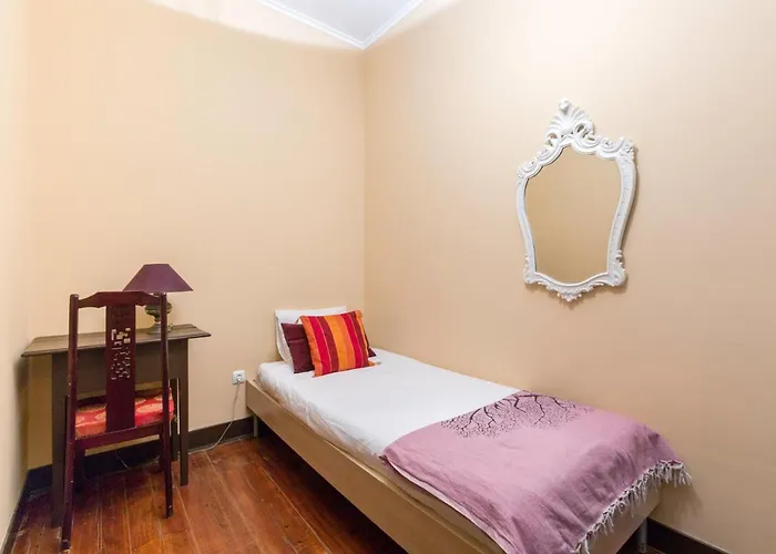 Charming In A 19th Century Building Лиссабон
