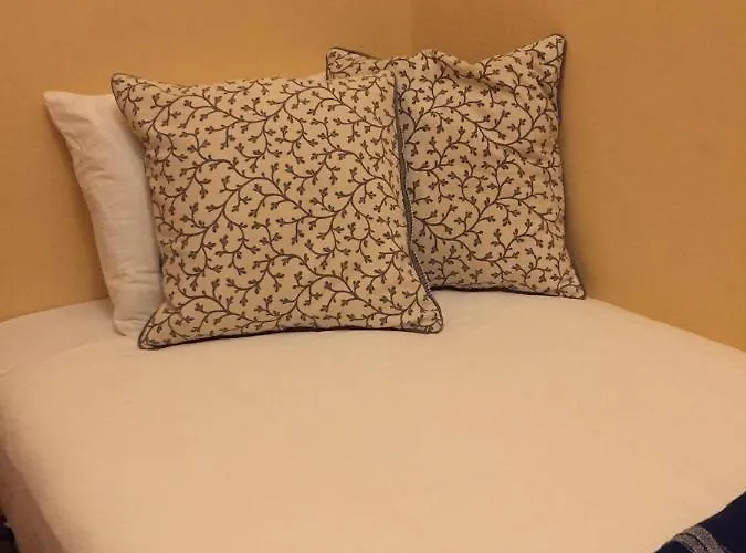 Charming In A 19th Century Building Лиссабон